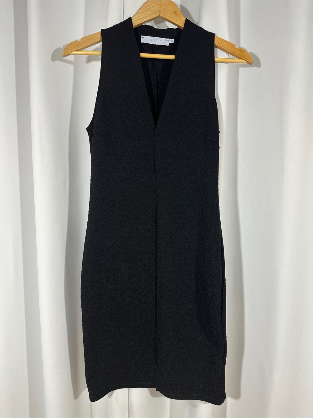 ASTR The Label Black Shift Dress Size M Sleeveless Textured V-Neck Minimalist